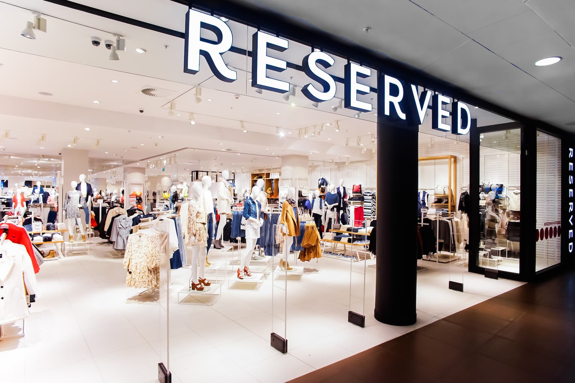 3-Reserved-Flagship-store-in-St.-Petersburg-SC-Galeria
